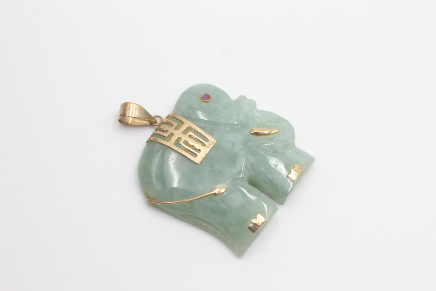 9ct gold vintage jade & ruby carved elephant pendant (7g) - Image 2 of 4