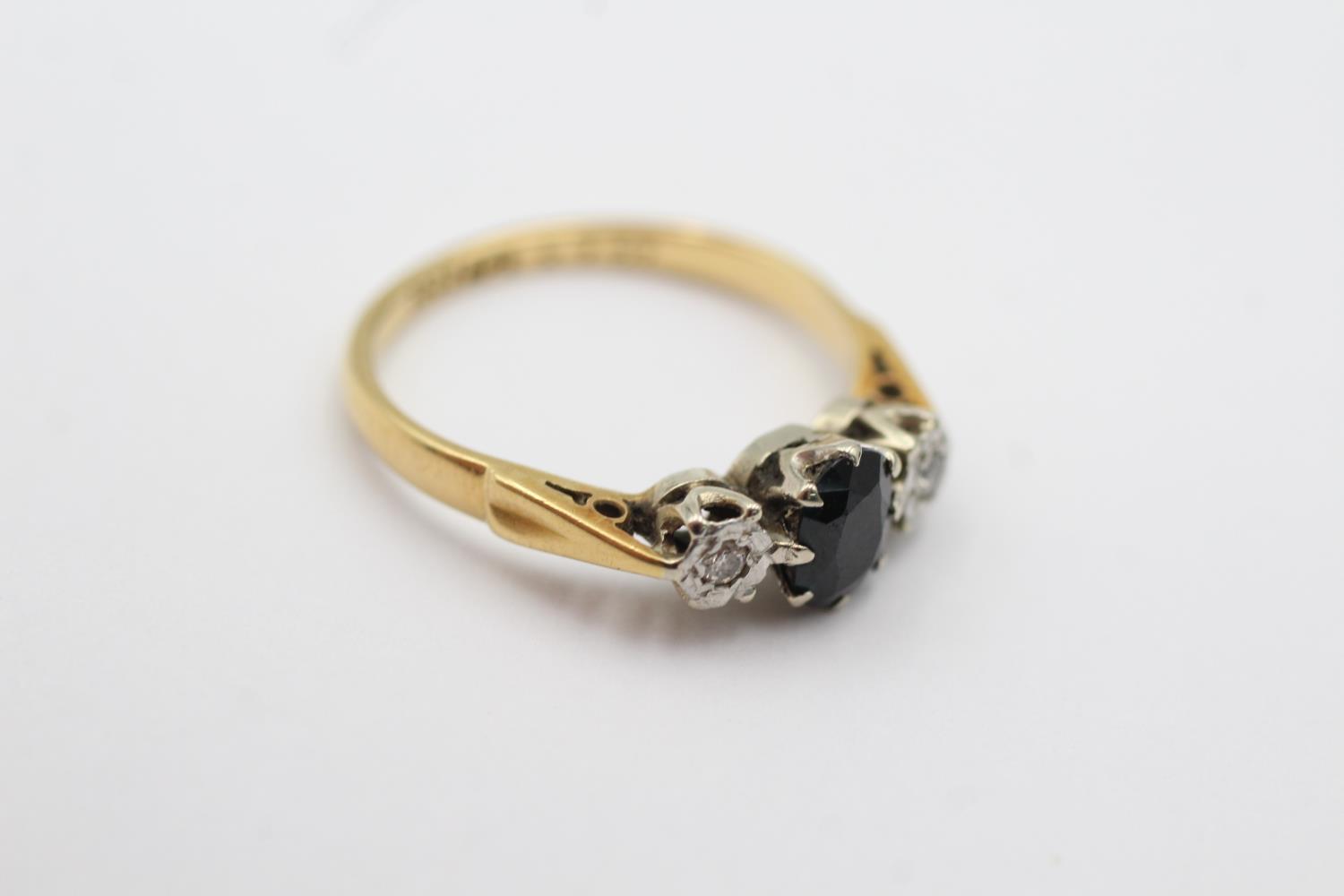 18ct gold diamond & sapphire ring (2.7g) Size M - Image 3 of 4