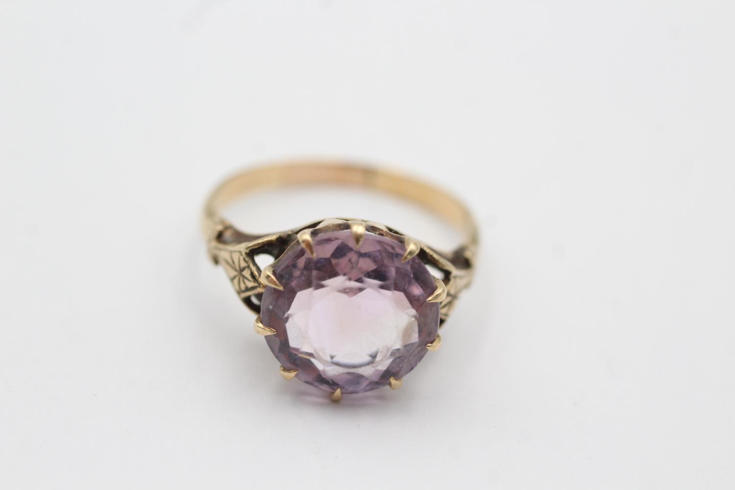 9ct gold round cut amethyst claw set ring (3.5g) Size P