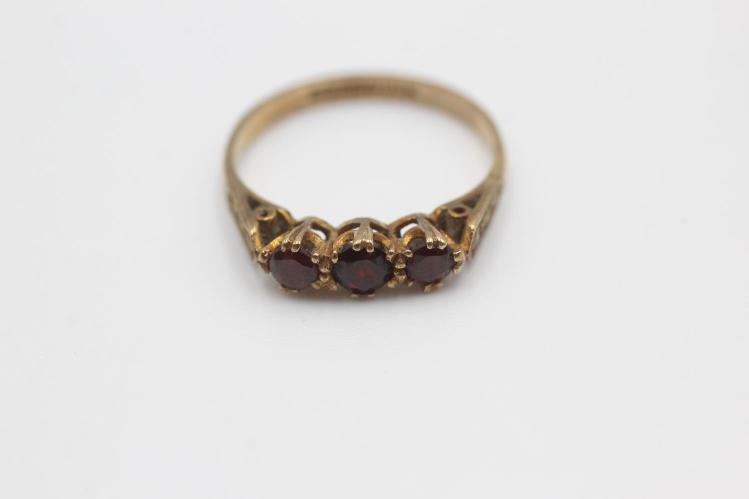 9ct gold garnet fronted ornate frame ring (1.6g) Size L