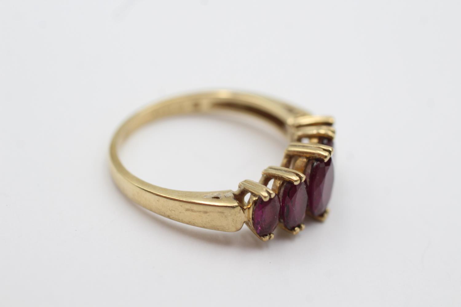 9ct gold graduated garnet five stone ring (3.1g) Size Q - Image 2 of 4