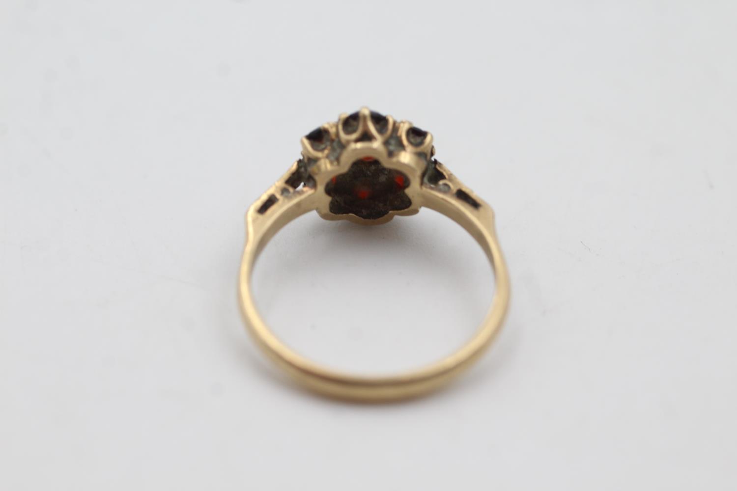 9ct gold garnet floral motif ring (2.5g) size N - Image 4 of 4
