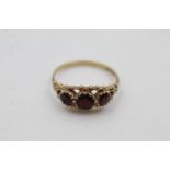 9ct gold antique garnet three stone ring (1.8g) size N