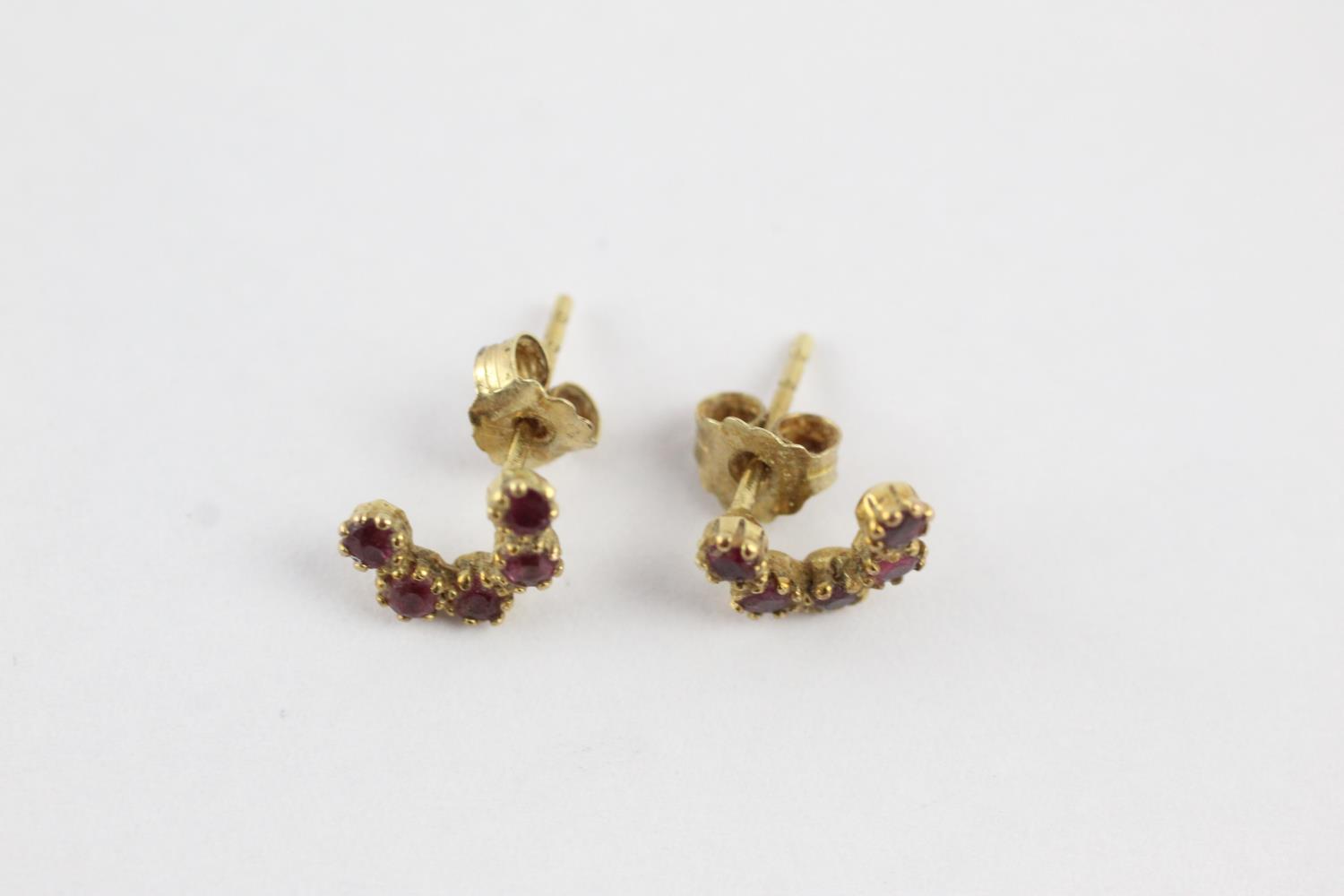 9ct gold ruby crescent stud earrings (0.6g) - Image 2 of 5