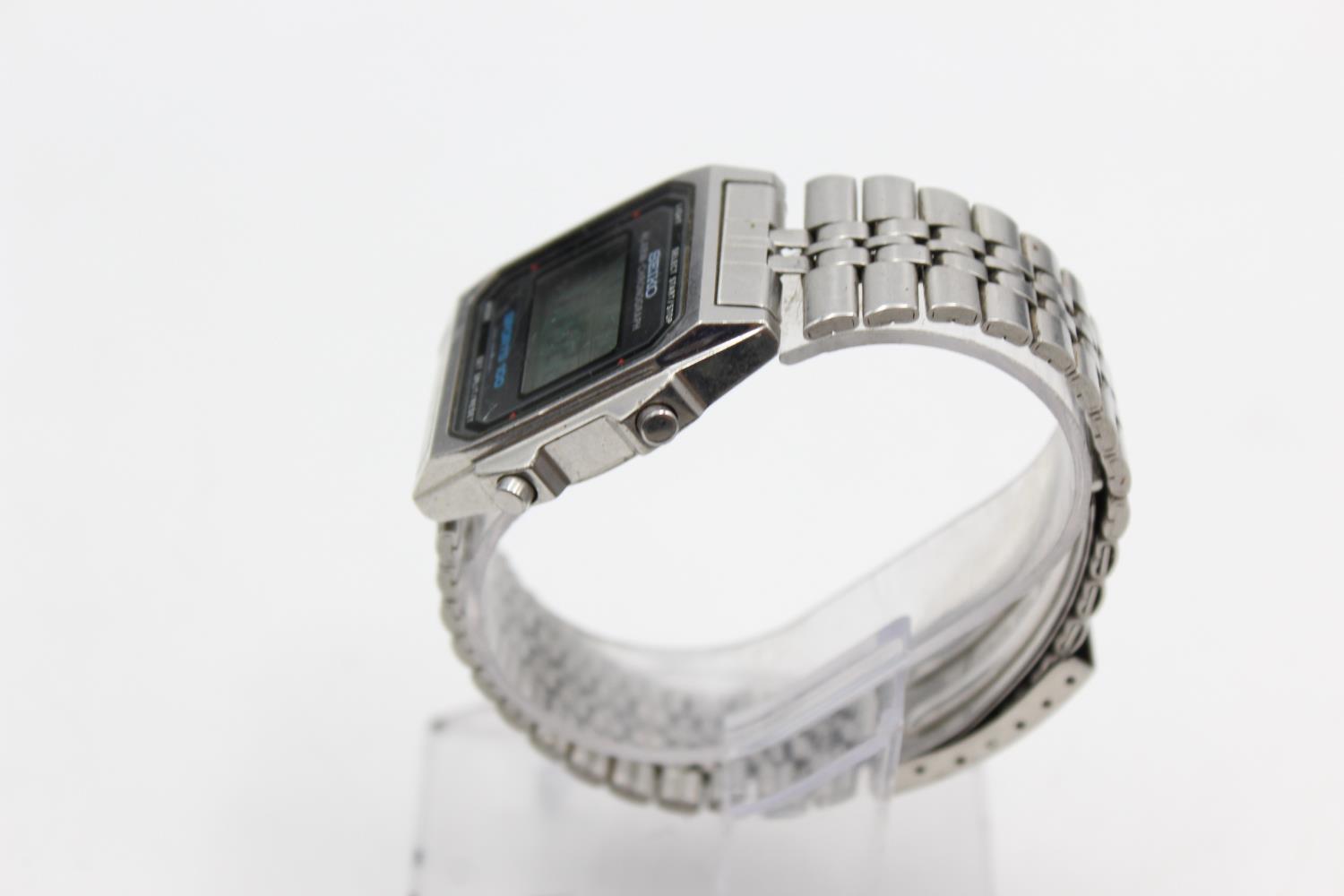 Gents SEIKO SPORTS 100 Digital Alarm Chronograph WRISTWATCH Quartz WORKING - Image 3 of 4