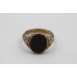 9ct gold bloodstone swirl detail signet ring (3.9g) size P