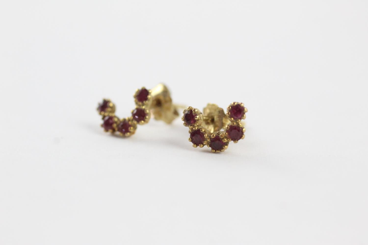 9ct gold ruby crescent stud earrings (0.6g) - Image 4 of 5