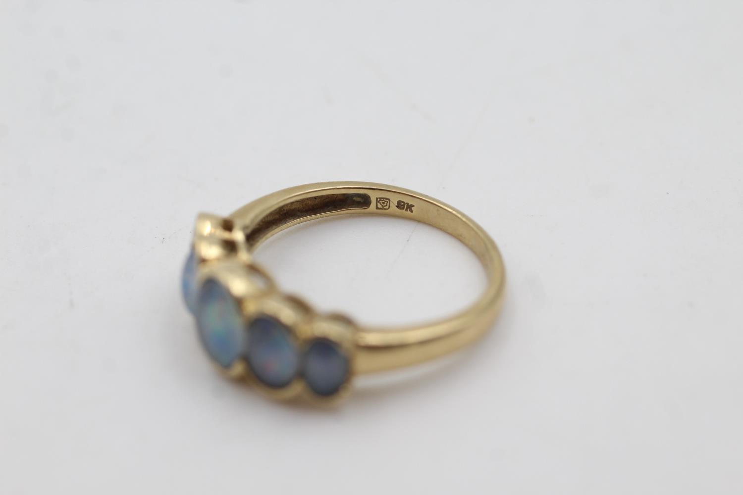 9ct gold opal five stone ring (2.5g) size N - Image 3 of 5