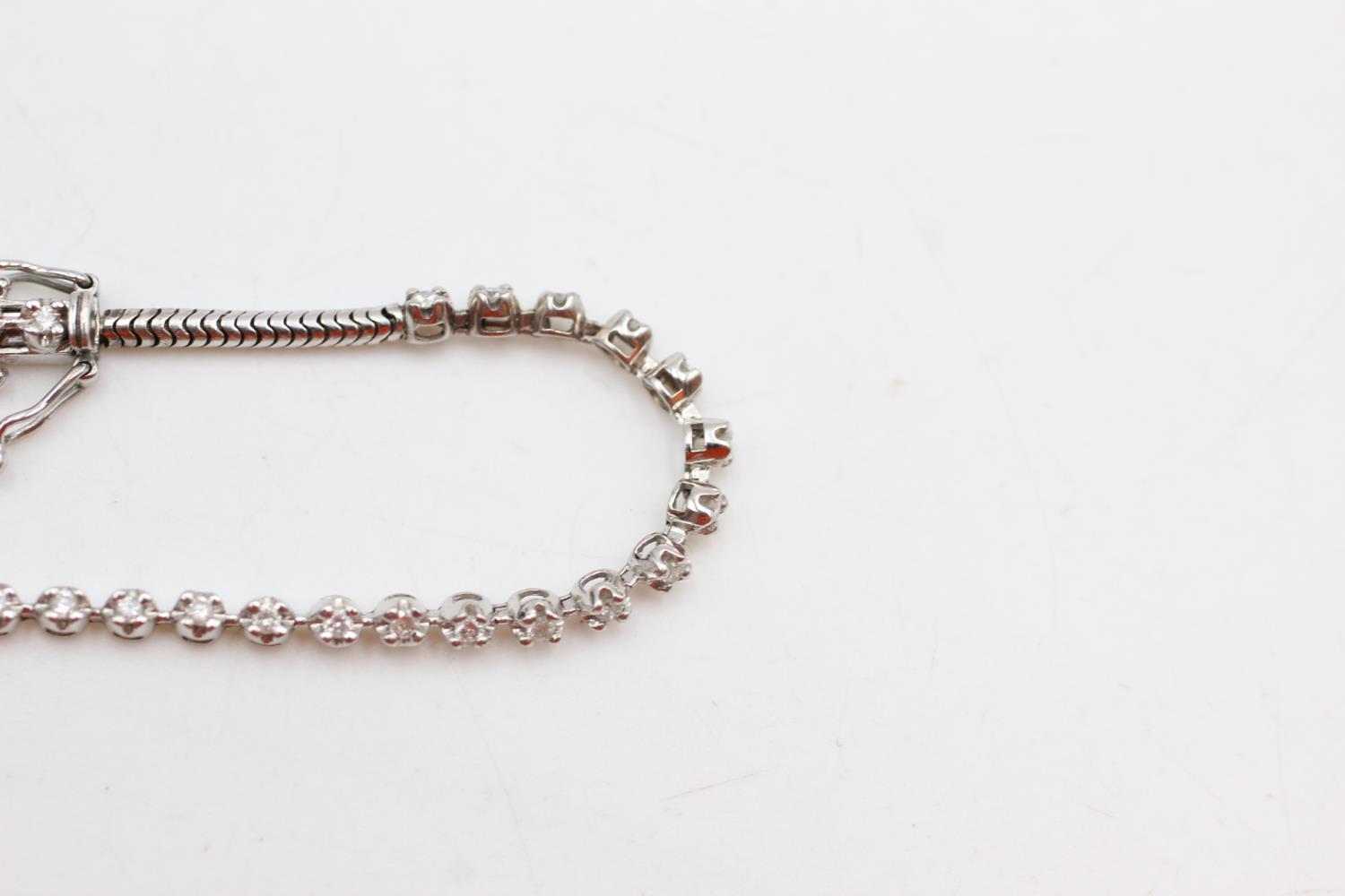 9ct white gold diamond bracelet (5.4g) - Image 2 of 5