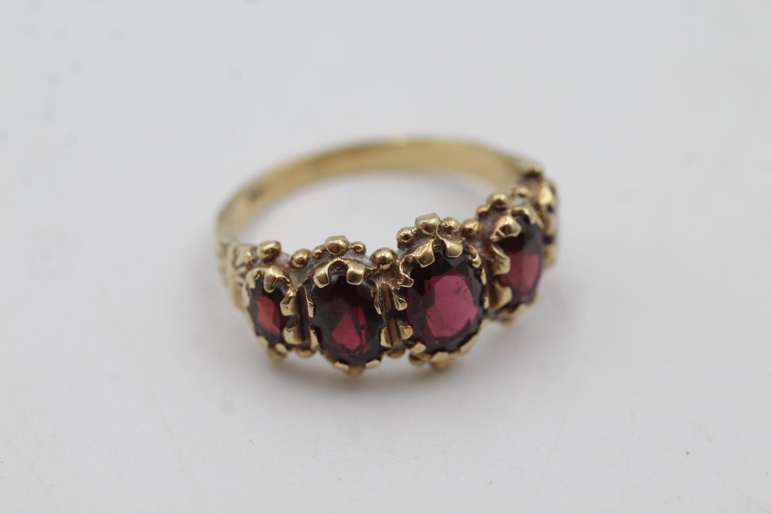 9ct gold garnet five stone gypsy set ring (3.7g) size N - Image 3 of 4