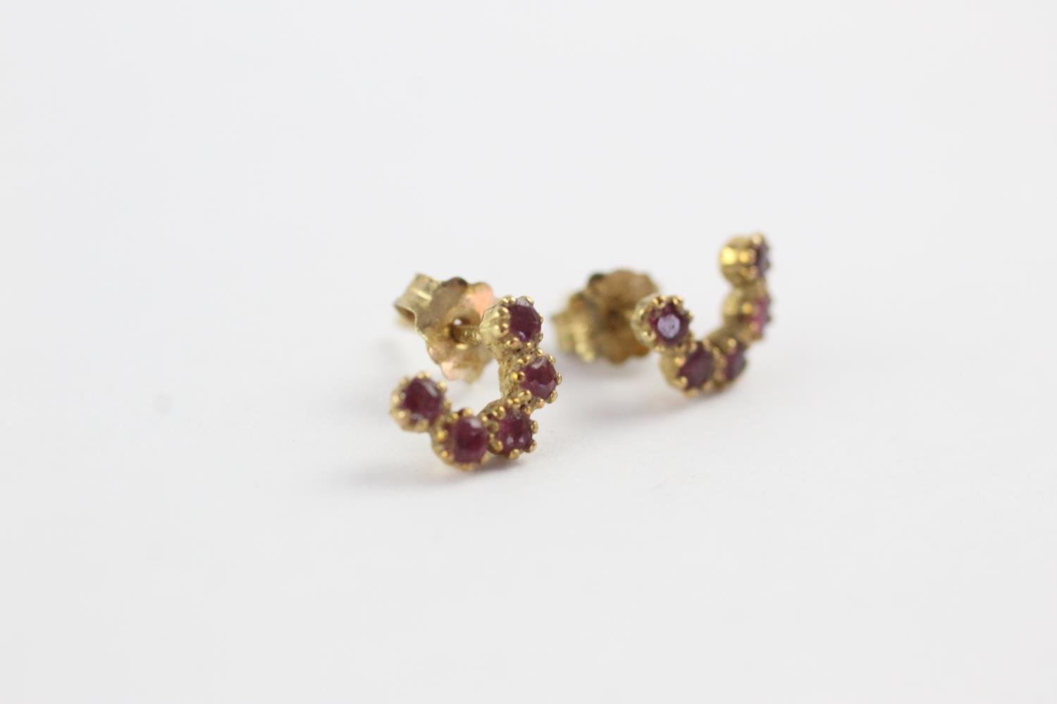 9ct gold ruby crescent stud earrings (0.6g) - Image 3 of 5