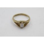 9ct gold moonstone stylised shoulder ring (2.4g) size M