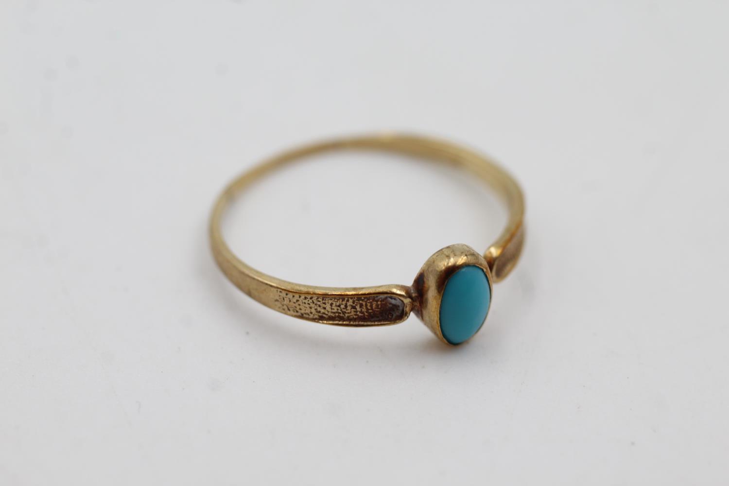 9ct gold turquoise solitaire ring (1.1g) size R - Image 3 of 4