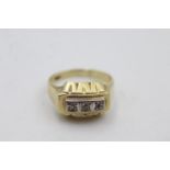 14ct gold diamond three stone ring (3.2g) size N