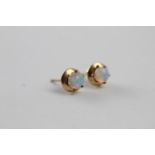 9ct gold opal claw set stud earrings (0.8g)