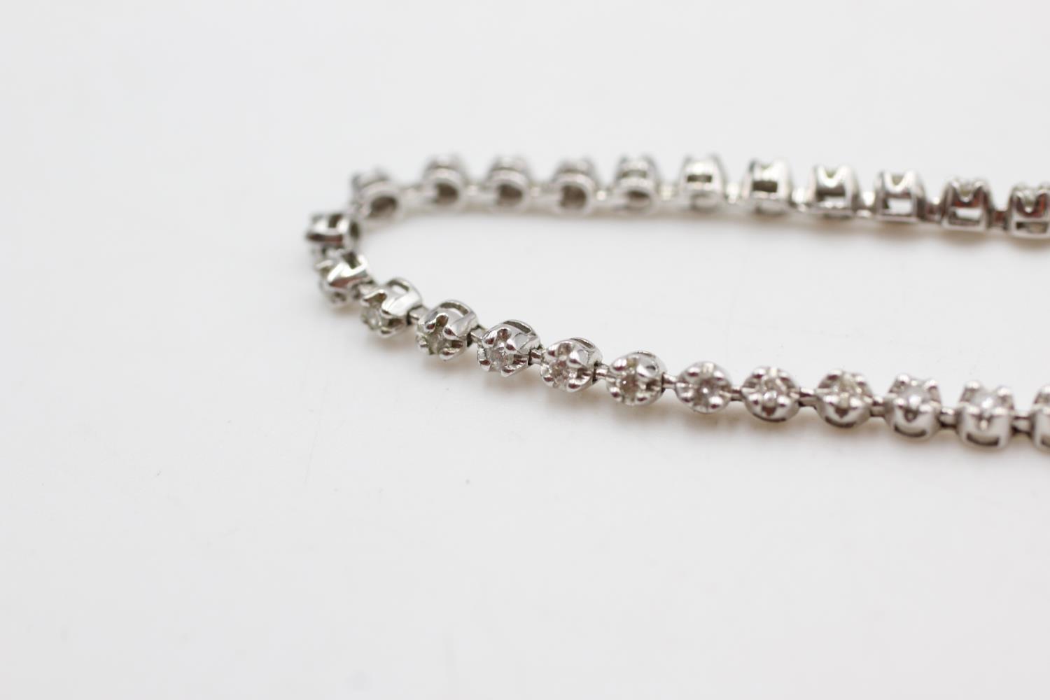 9ct white gold diamond bracelet (5.4g) - Image 4 of 5