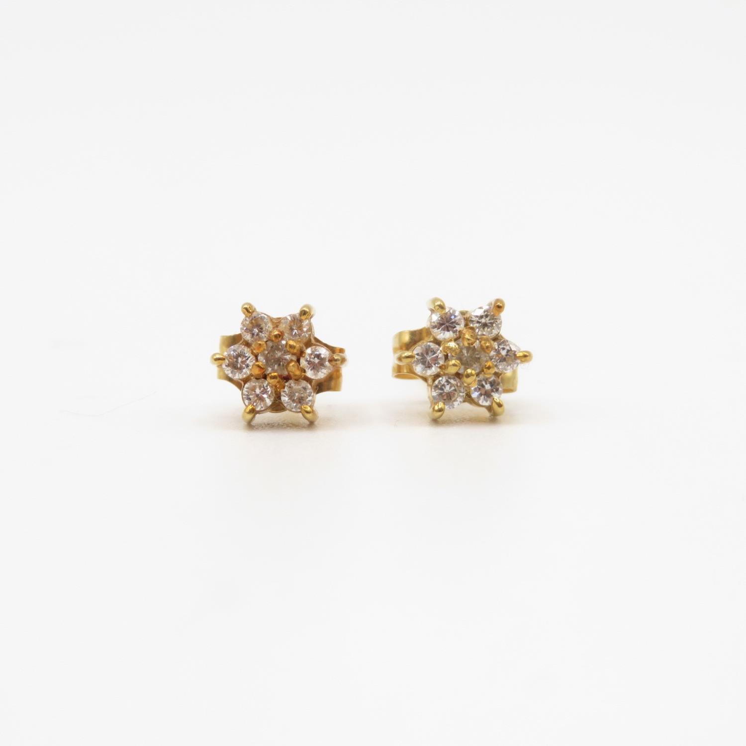 Pair of 18ct gold and diamond earrings .9g - Bild 2 aus 4