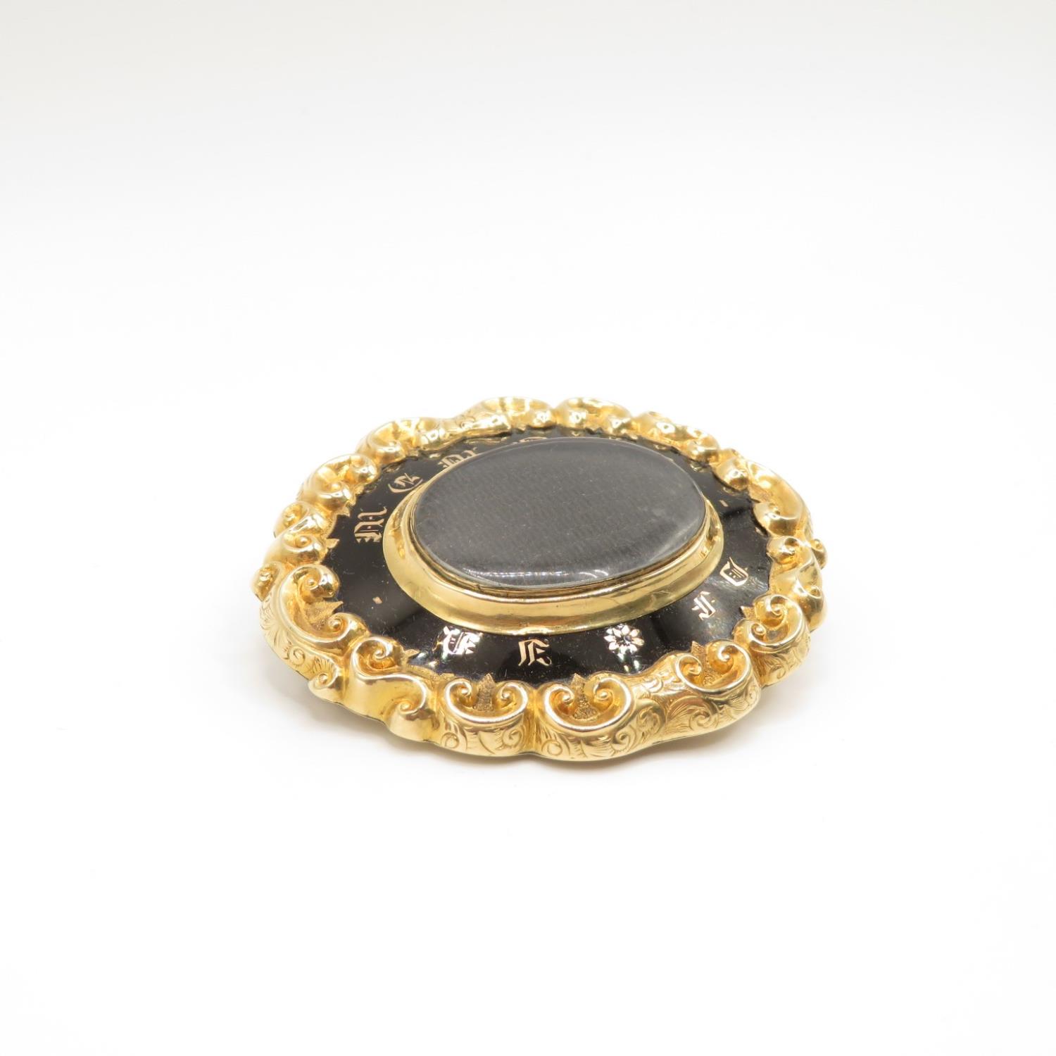 18ct front and 9ct back Memorium brooch with woven hair and black enamel with original leather - Bild 2 aus 5