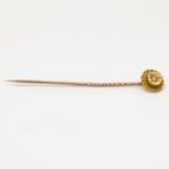 15ct gold and diamond pin head with 9ct gold pin shaft 1.2g