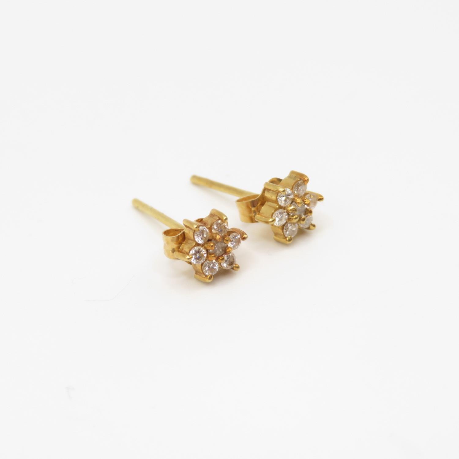 Pair of 18ct gold and diamond earrings .9g - Bild 3 aus 4
