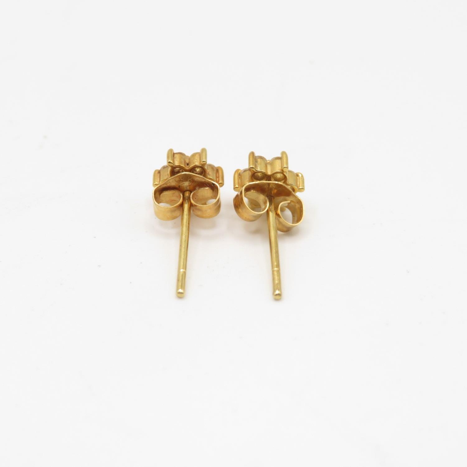 Pair of 18ct gold and diamond earrings .9g - Bild 4 aus 4