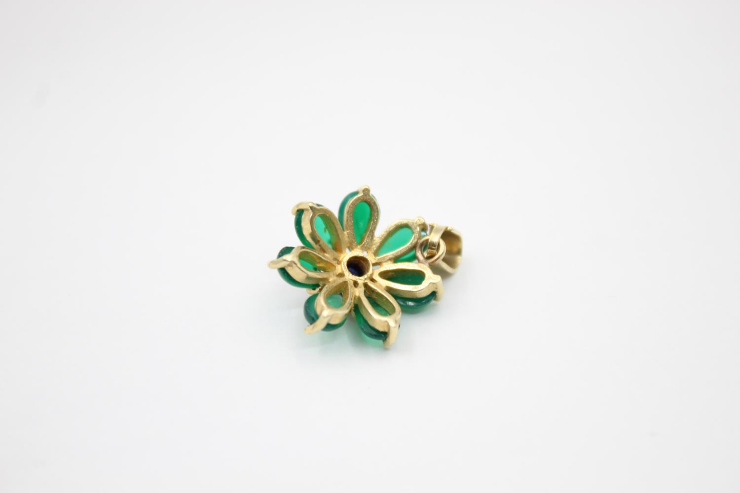14ct gold vintage chrysoprase & synthetic sapphire floral pendant (2.6g) - Image 2 of 4