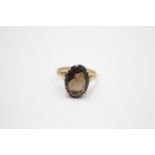 9ct gold clasped smokey quartz solitaire ring (2.4g) Size L