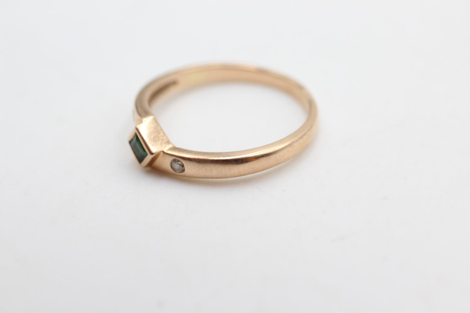 14ct gold diamond & emerald ring (1.3g) Size K - Image 3 of 4
