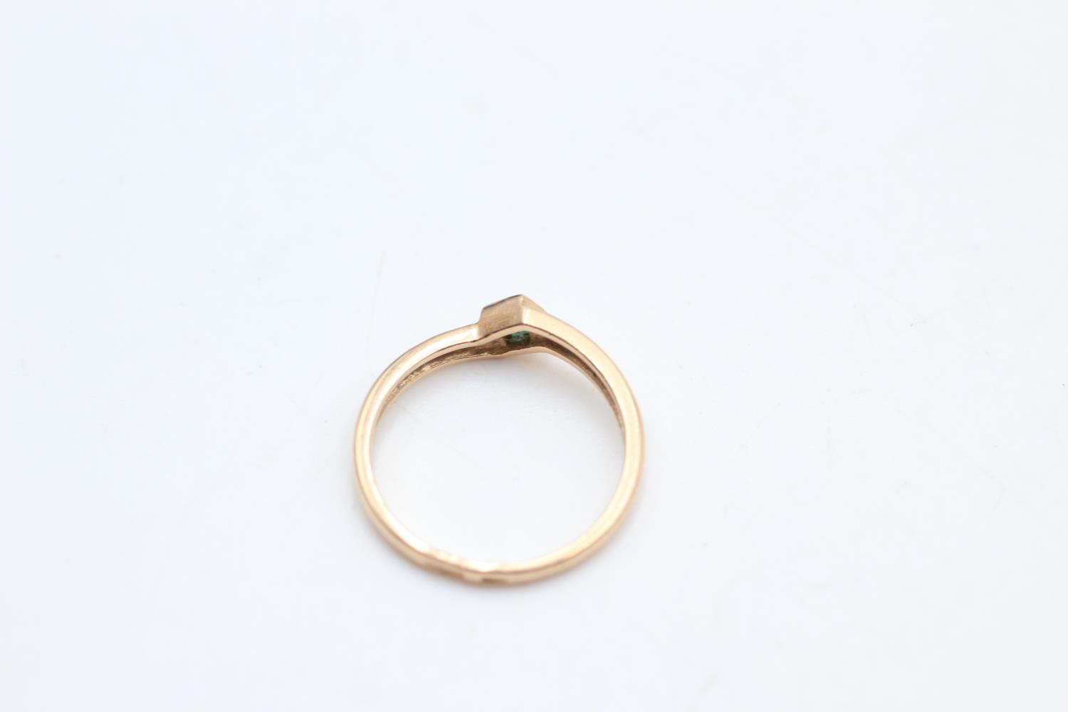 14ct gold diamond & emerald ring (1.3g) Size K - Image 4 of 4