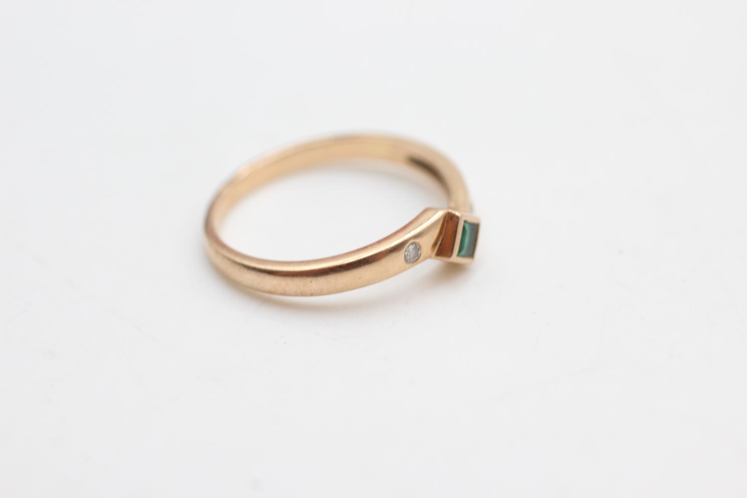 14ct gold diamond & emerald ring (1.3g) Size K - Image 2 of 4