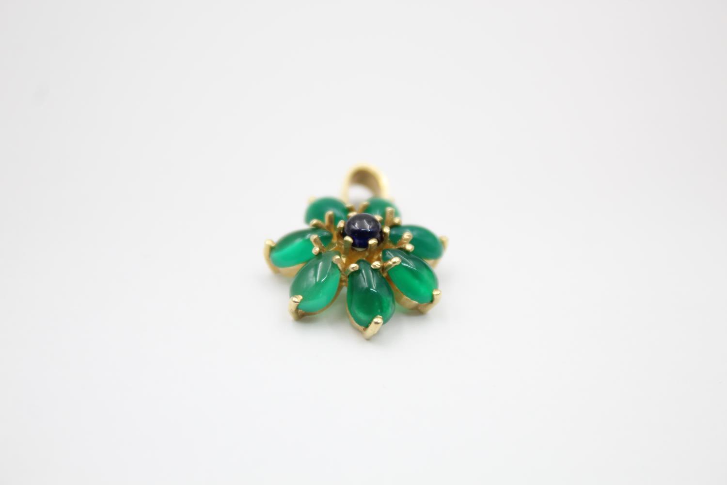 14ct gold vintage chrysoprase & synthetic sapphire floral pendant (2.6g) - Image 4 of 4