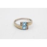 9ct gold diamond & topaz bypass style ring (2.4g) Size Q