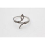 9ct white gold diamond snake motif ring (2.1g) Size R