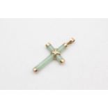 9ct gold framed jade cross pendant (2.1g)