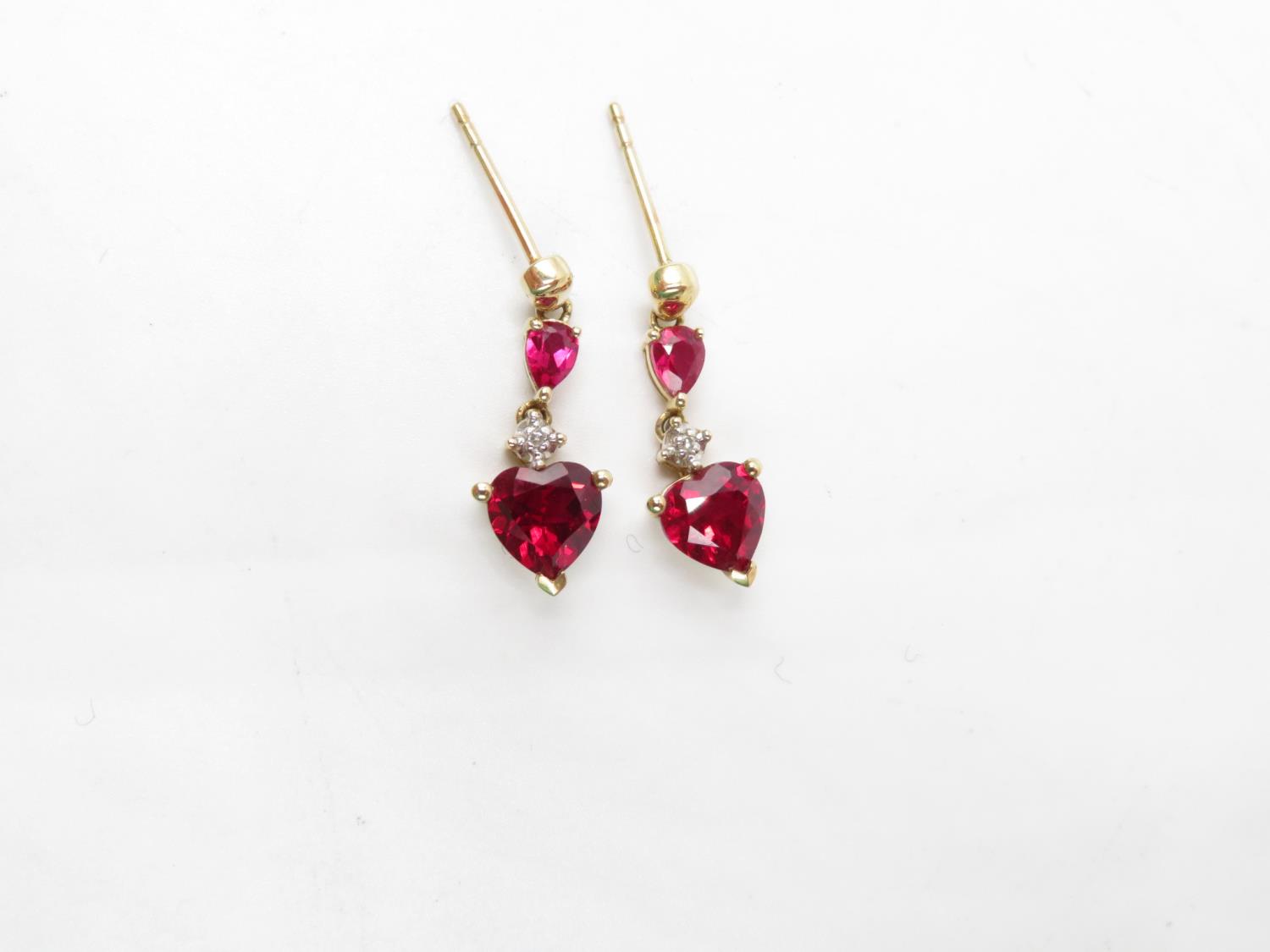 Boxed set of 9ct gold drop earrings with red stones in shape of hearts 4.7g - Image 5 of 5