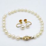 9ct gold clasp pearl bracelet with boxed pearl earrings