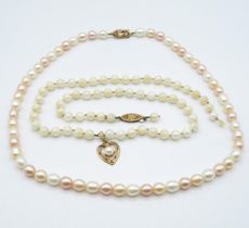 2x strings of pearls with 9ct gold clasps - need attention - 41.5g