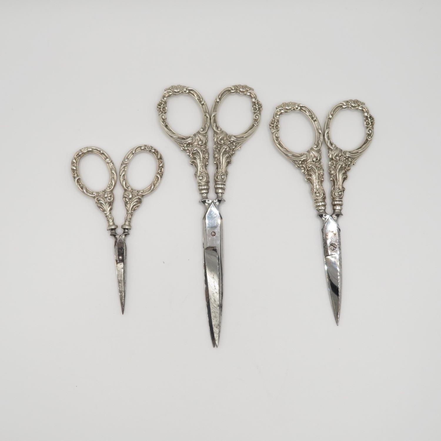 Set of Victorian silver graduated scissors all fully HM in original carry case - Image 4 of 5