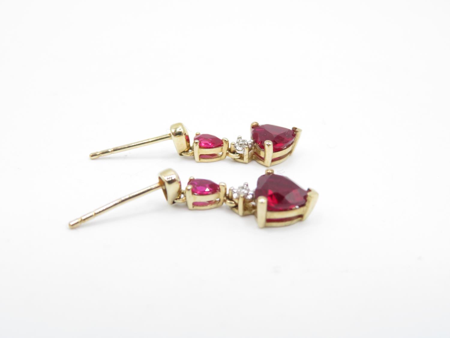 Boxed set of 9ct gold drop earrings with red stones in shape of hearts 4.7g - Image 4 of 5