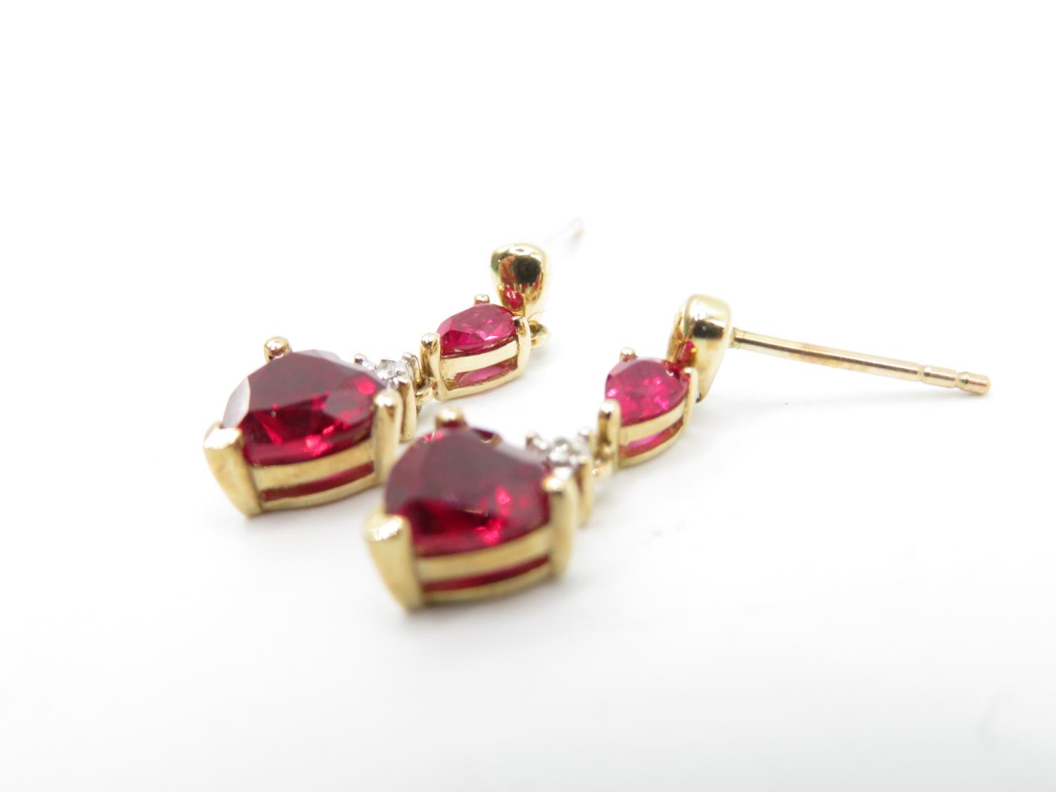 Boxed set of 9ct gold drop earrings with red stones in shape of hearts 4.7g - Image 3 of 5