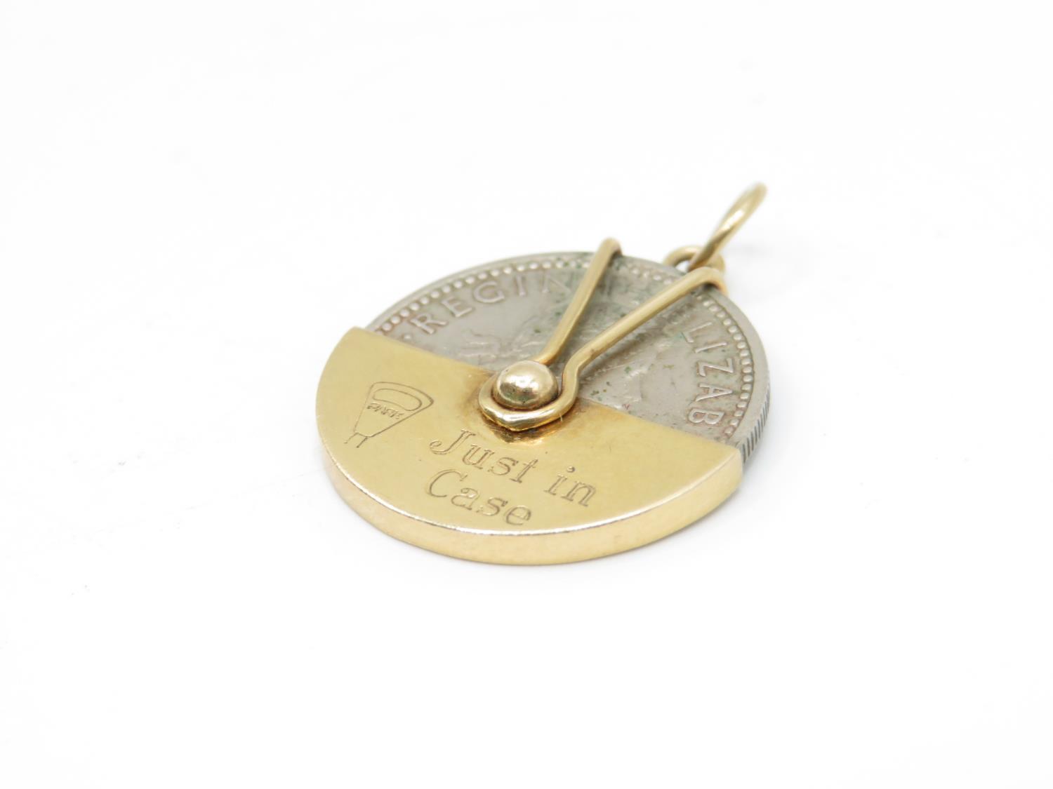 9ct gold sixpence holder including sixpence with inscription Just in Case 4.5g including coin - Image 2 of 4