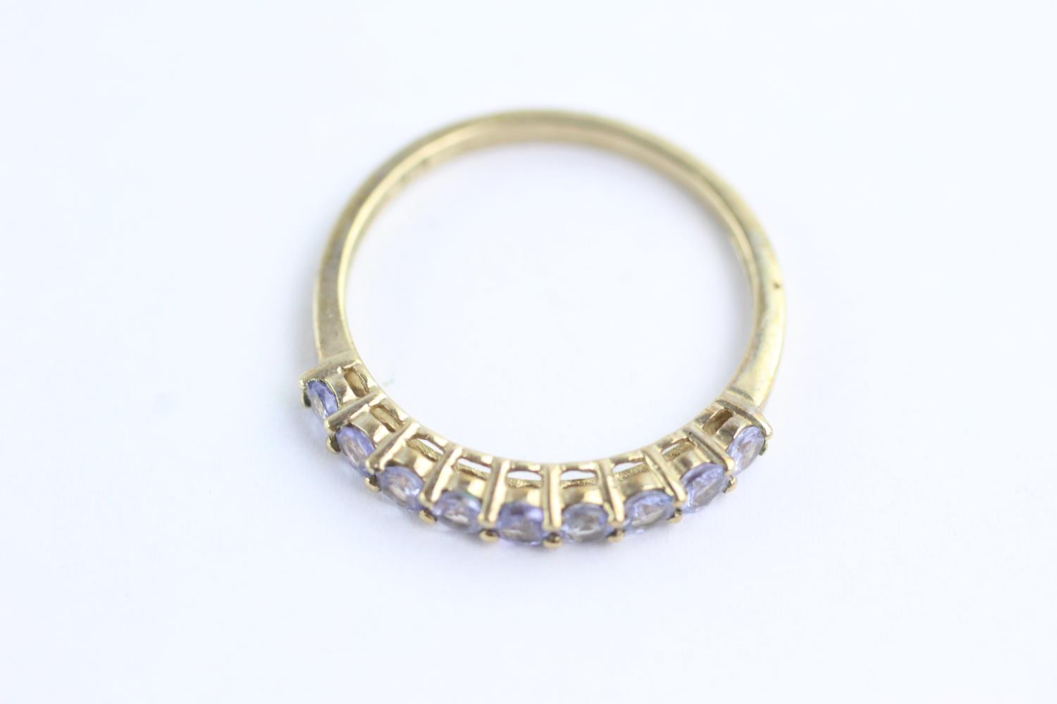 9ct gold tanzanite band ring (1.3g) Size P - Image 2 of 5