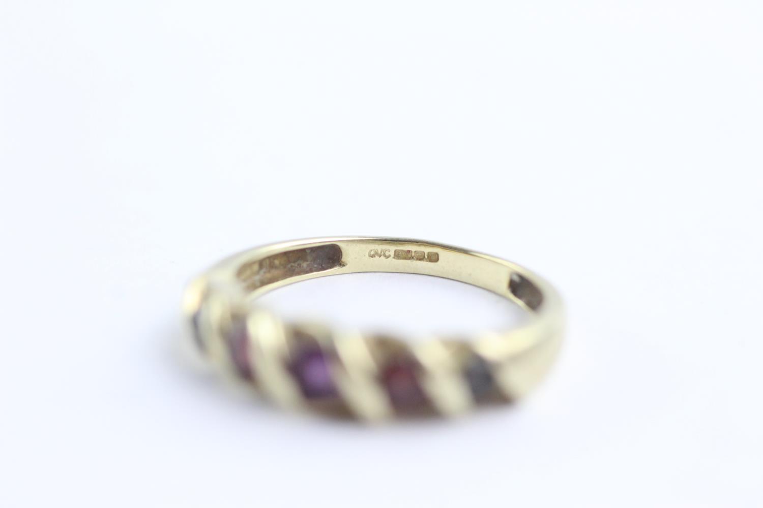 9ct gold amethyst & garnet twist band ring (2g) Size M - Image 5 of 6