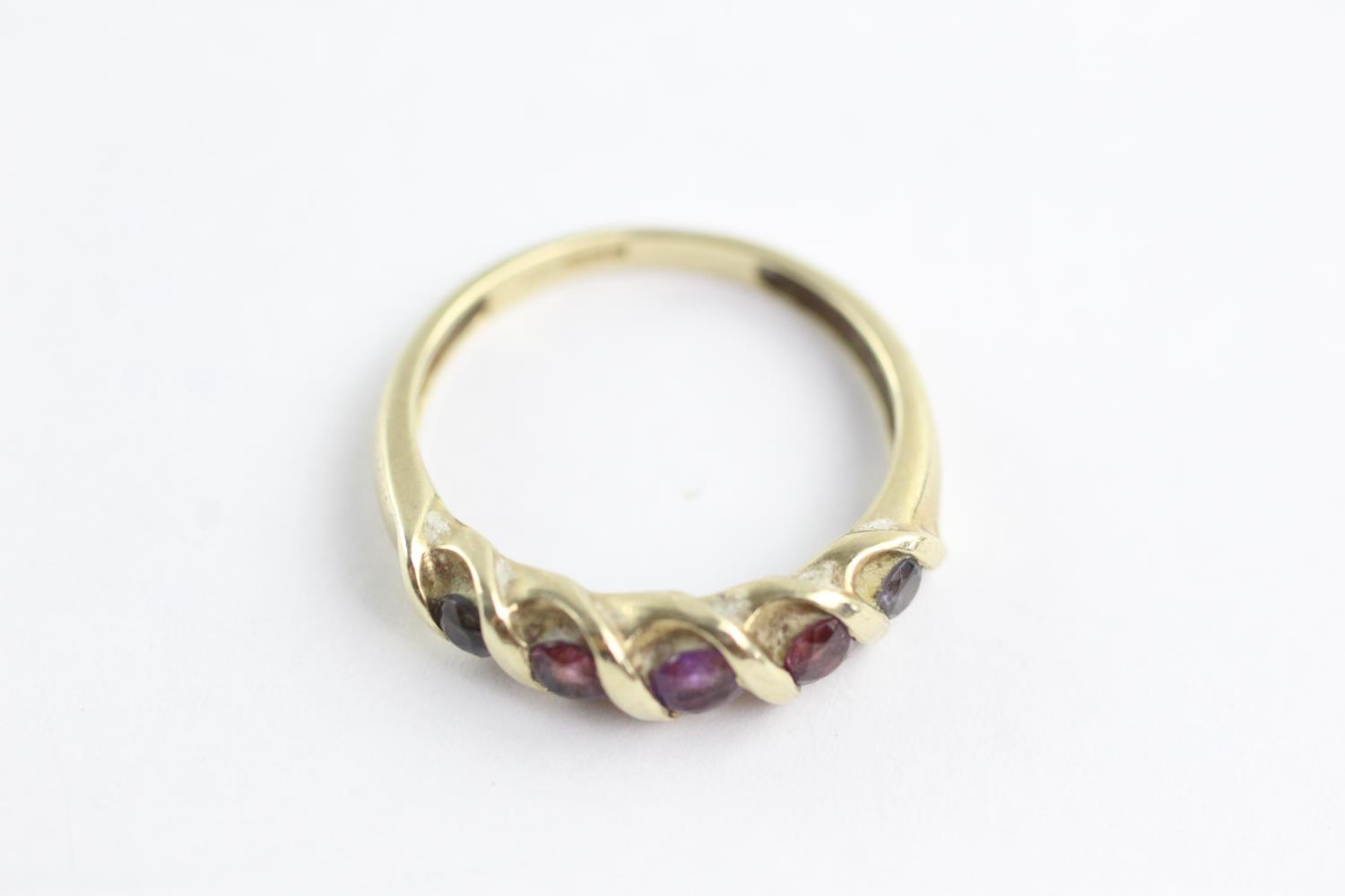 9ct gold amethyst & garnet twist band ring (2g) Size M - Image 2 of 6