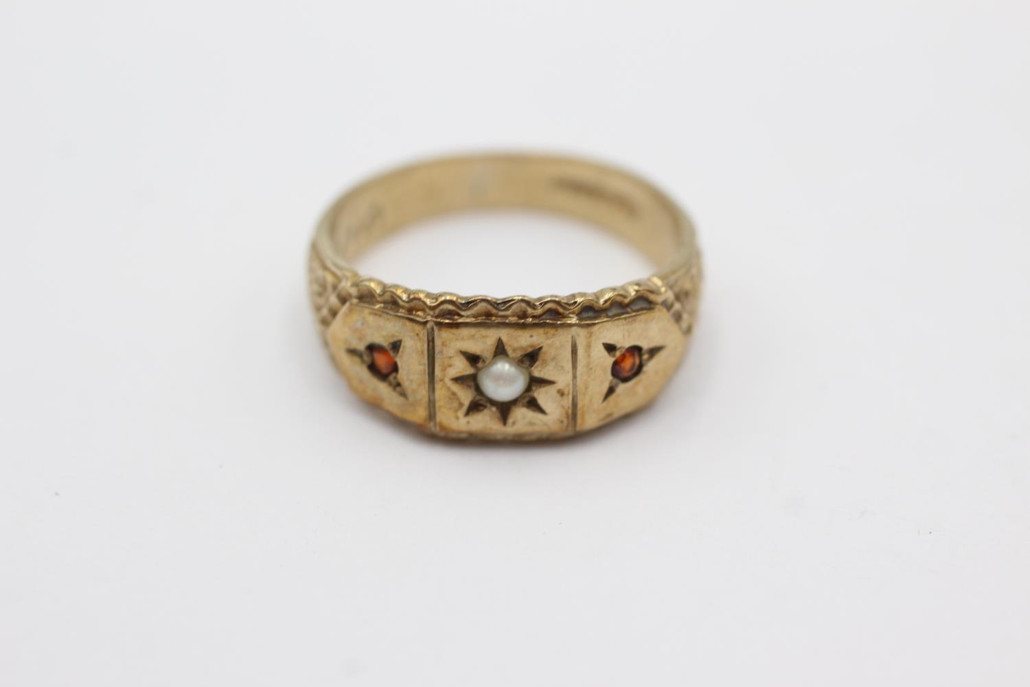 9ct gold garnet & pearl starburst ring (3.7g) Size M
