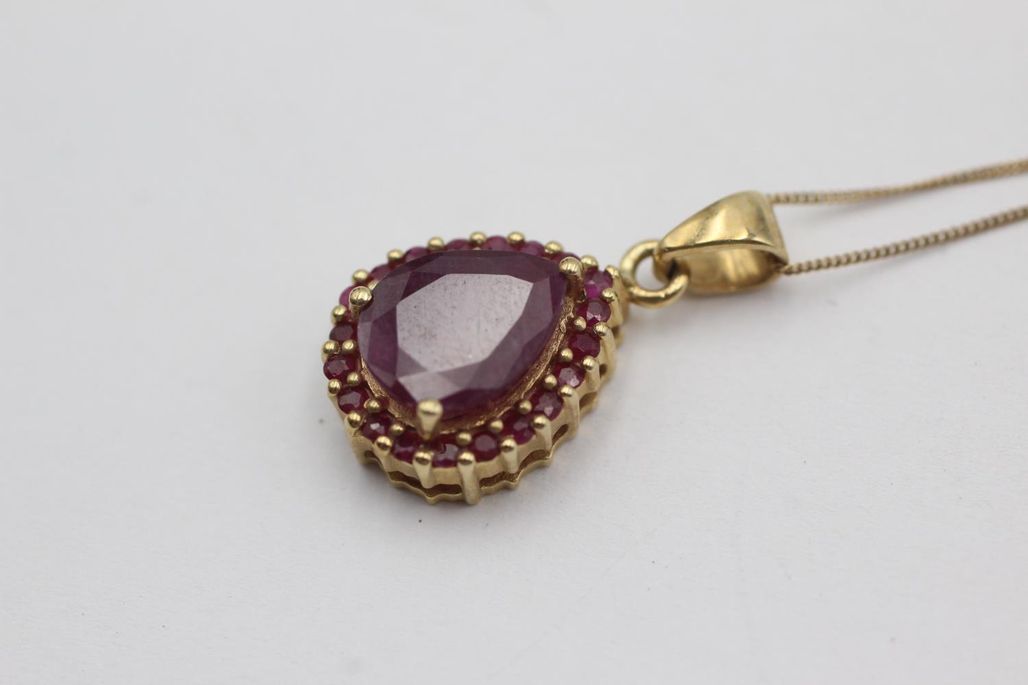 9ct gold ruby pendant necklace (2.8g) - Image 2 of 4