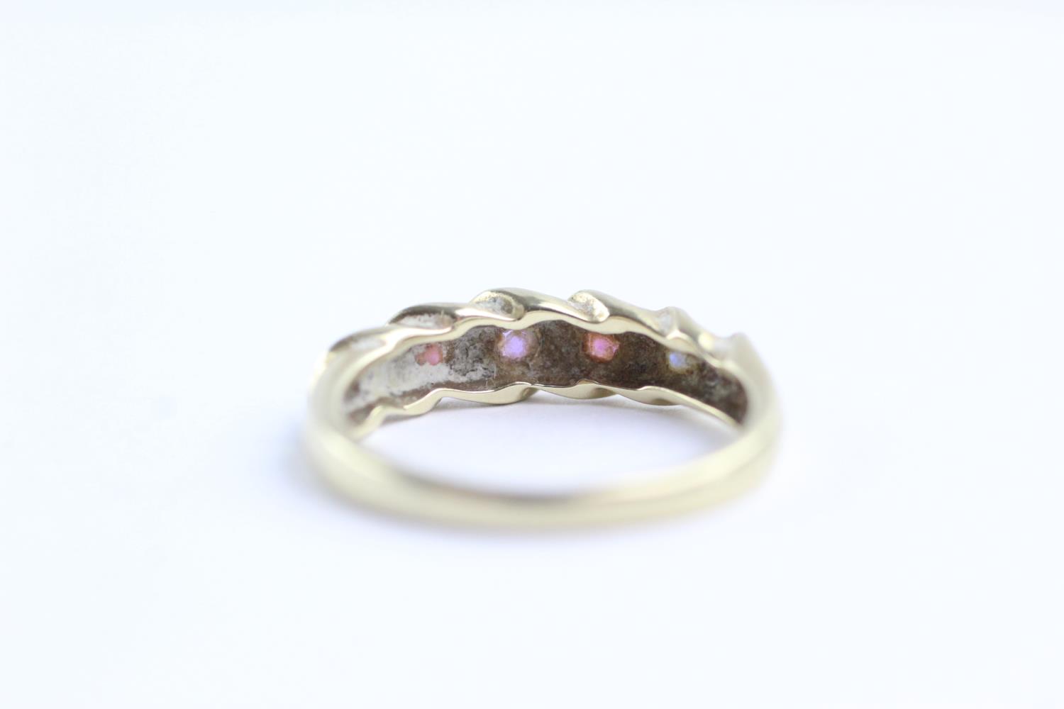 9ct gold amethyst & garnet twist band ring (2g) Size M - Image 6 of 6