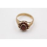 9ct gold textured band garnet floral set ring (2.7g) size N