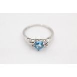 9ct white gold diamond sided topaz ring (1.9g) size P