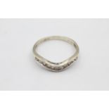 9ct white gold diamond detailed wishbone ring (1.9g) size P